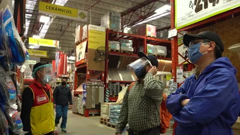 An employee in a home center explaining to some clients.  스톡 동영상 140338388