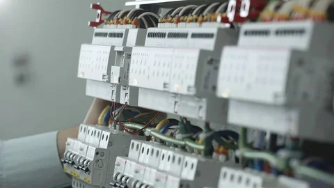 Employee includes a cable in electrical Cabinet Vídeo Stock 79763997