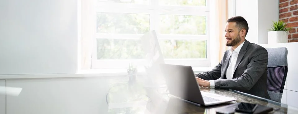 Employee Looking At Computer Screen Stockfoto's