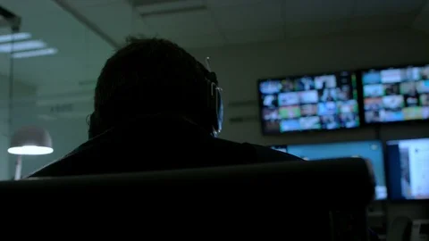 An employee monitors the screens Vídeo Stock 102919620