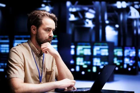 Employee overseeing supercomputers Foto stock