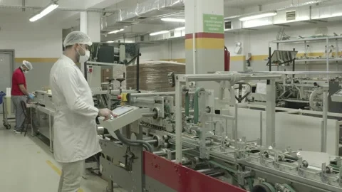 EMPLOYEE PUSHING THE MACHINE'S BUTTONS Vídeo Stock 166610853