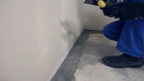 Employee puttied wall Видео 73098251