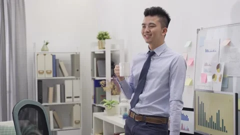 Employee standing leaning on desk while relaxing Stock Footage 149074127
