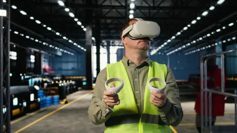 Employee uses VR headset to test 3D simulation concepts for heavy machinery 库存影片 322207332