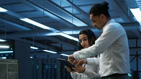 Employee using green screen devices in server farm used for automation Foto stock