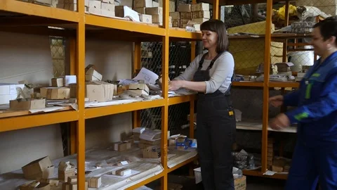 The employee is in the warehouse. Stock Footage 86398332