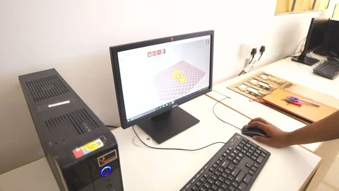 An employee working on his computer Vídeos de archivo 90834912