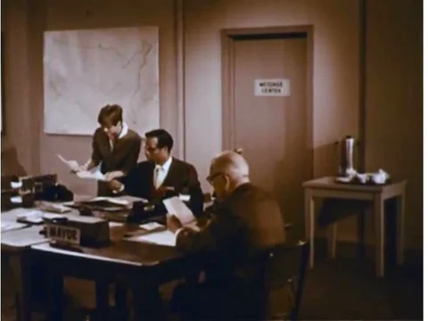 Employees analyze data and plot on situation maps at the Modell Country Civil Vídeos de archivo 75071653