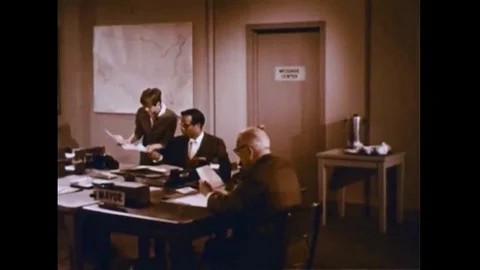 Employees analyze data and plot on situation maps at the Modell Country Civil Vídeos de archivo 141598057