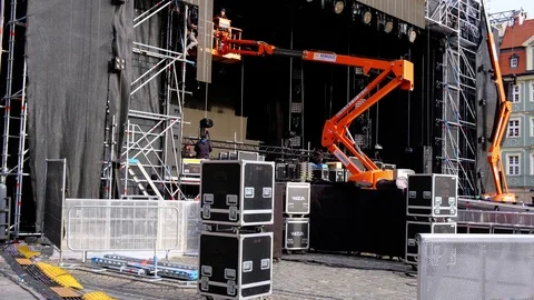 Employees assemble the stage using a powerful industrial crane. Video stock 124089929