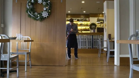Employees cleaning up a restaurant 動画素材 75244980