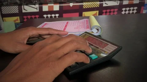 An employee's hand id calculating. Stock-Footage 169559404