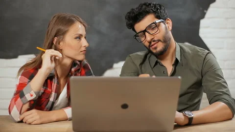 Employees Work in Pair 库存影片 92697035