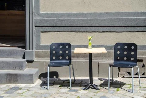 Emplty table on the street Foto stock