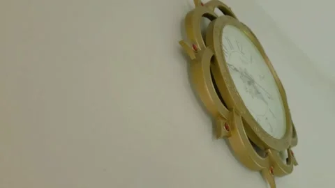 Emptiness in room with ticking clock Видео 321524243