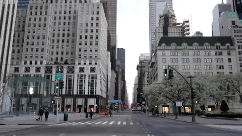 Empty 5th Ave Apple Store Grand Army Plaza NYC Coronavirus Lockdown Evening Video stock 127985030