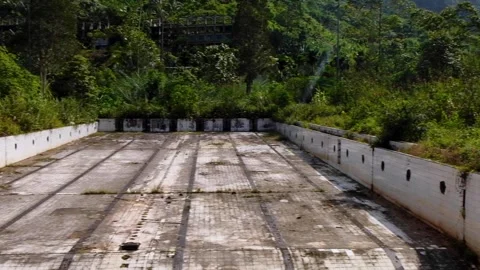 Empty abandoned outdoor swimming pool in Panguna, Bougainville, Papua New Guinea Vidéo 336711921