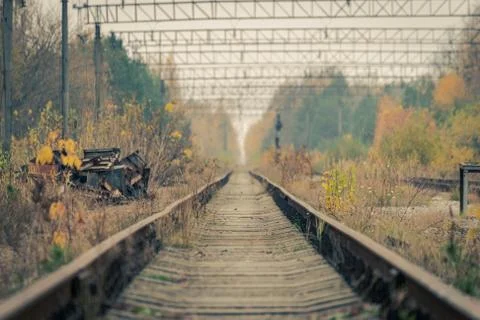 Empty abandoned train tracks leading into the distant vanishing point in Prip Stock-Fotos