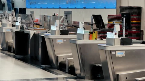 Empty airport checkin area, modern terminal. USA Chicago, IL 6 mar 2026 Stock Footage 331035501