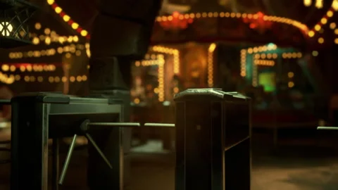 Empty amusement park at night with illuminated rides and eerie quietness Vídeo Stock 327864004