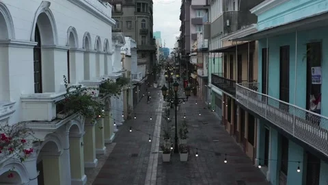 Empty and desolate Santo Domingo alleyway and streets on sunny day, Vídeo Stock 134973250