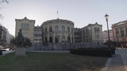 Empty and quiet day in front of the Norwegian parlament building during 库存影片 180127773