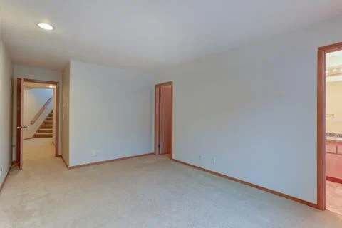 Empty apartment interior features bedroom with large walk-in closet, attached Foto stock