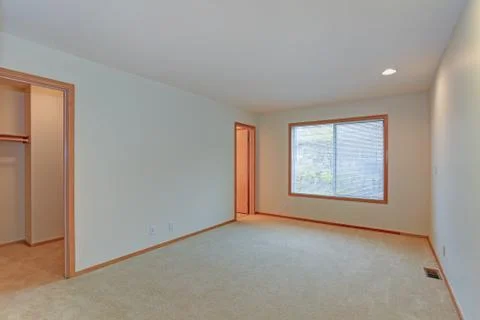 Empty apartment interior features bedroom with large walk-in closet, white wa Foto stock