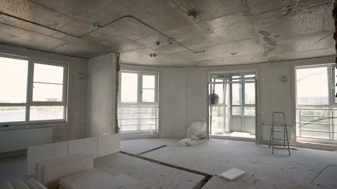Empty apartment interior under construction with large windows and concrete.. Foto stock