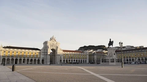 Empty  Arco da Rua Augusta at sunrise Vídeos de archivo 124463726
