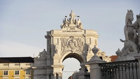 Empty Arco da Rua Augusta at sunrise reveal shot close Vídeos de archivo 124463819