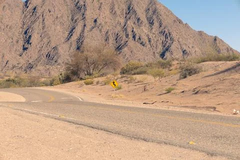 Empty asphalt road surrounded by arid vegetation. Route 60 Stock-Fotos