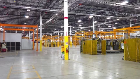 Empty Automotive Prototype Factory With Robotic Weld Cells and Yellow Gantries 스톡 동영상 319817197