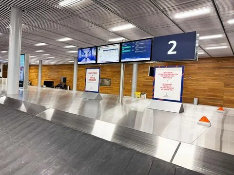 Empty baggage claim carousel and arrival signage at a modern Paris France a.. Foto stock