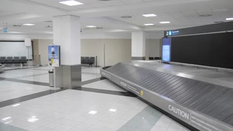 Empty Baggage Claim Stripes At Budapest Airport During Coronavirus Pandemic Vídeos de archivo 130277257