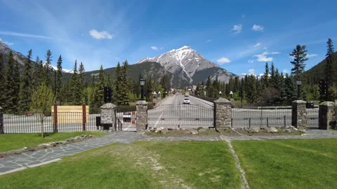 Empty Banff avenue with the view of the mountains at the back. 스톡 동영상 156626906