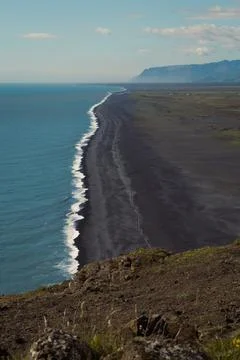 Empty beach with basalt sand landscape photo Foto stock
