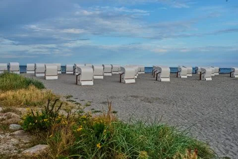 Empty beach cabins on a deserted beach. Foto stock