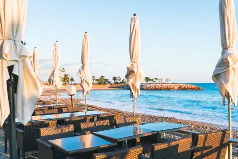 Empty beach cafe without visitor, people. Empty Beach chair, table, bay, seas Foto stock