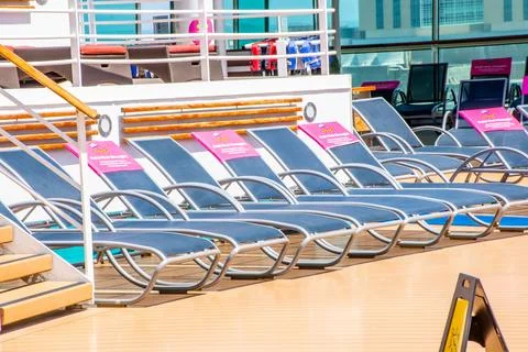 Empty beach chairs on cruise ship deck | Cruise ship with no people in ship | Se Foto stock