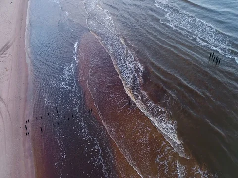 Empty beach Coastline with breaking waves on cloudy day 動画素材 84296478