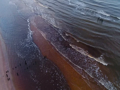 Empty beach Coastline with breaking waves on cloudy day 動画素材 84296601