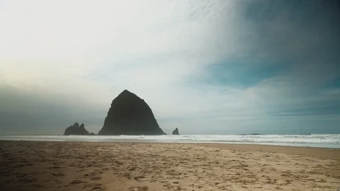 Empty Beach at Haystack Rock Cannon Beach, Oregon 库存影片 102416257