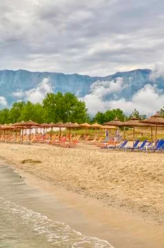 Empty beach with mountains backdrop Foto stock