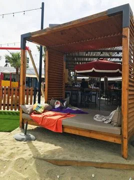 An empty beach private lounge on the coast. an empty sunbed on the beach. Foto stock