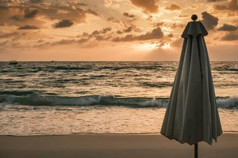Empty Beach Umbrella at Phu Quoc Beach During a Stunning Golden Hour Sunset Stock-Fotos