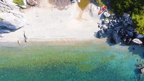 Empty beach with white sand and clear sea and red boat on the coast. aerial view 스톡 동영상 137296550