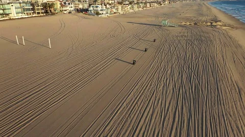 Empty beaches and Manhattan Beach Pier during Corona Pandemic Video stock 127610244