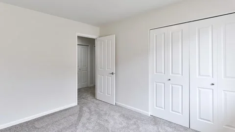 Empty bedroom interior Vídeos de archivo 305294301